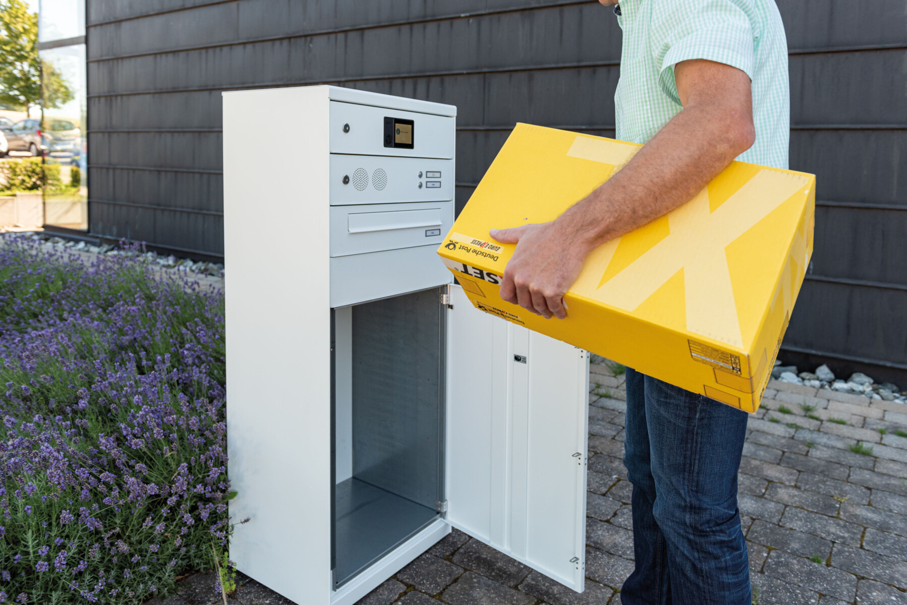 Paketboxen machen es möglich: Bequem und sicher zu jeder Zeit seine Bestellungen empfangen. Foto: DJD/Renz Brief- und Paketkästen